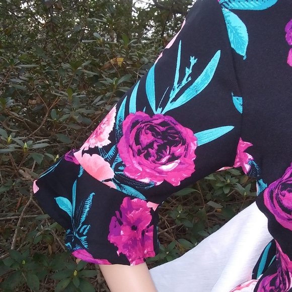 NWT "Derek Hart" black floral 3/4 sleeve blouse - Picture 4 of 9